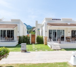 Семейная вилла с балконом и с красивым видом из окна в Отель The Oriental Beach Pearl