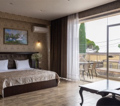 Люкс с балконом и видом на внутренний двор в Karap palace hotel