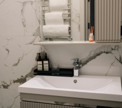 Вилла с балконом и с красивым видом из окна в Residence Village