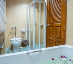 Двухместный номер Deluxe с балконом двуспальная кровать в Karon Princess Hotel