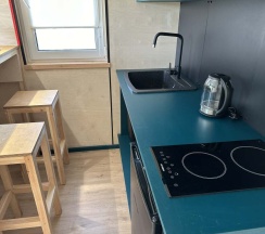 Двухместный Дом с террасой На берегу реки возле пирса с видом на реку двуспальная кровать в Semvoda