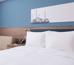 Двухместный семейный номер двуспальная кровать в Hampton by Hilton Astana Triumphal Arch
