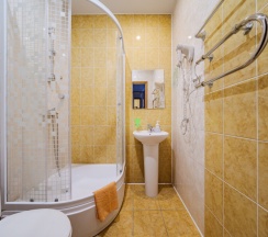 Улучшенная комната с двуспальной кроватью и диваном в Октавиана