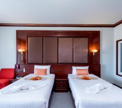 Двухместный полулюкс с видом на бассейн двуспальная кровать в Erawan Hotel