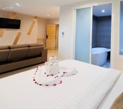 Люкс с балконом в La Vista Patong Hotel