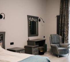Вилла с балконом и с красивым видом из окна в Residence Village