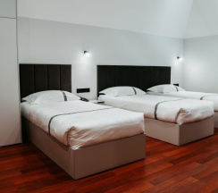 Трёхместный семейный номер Standard с красивым видом из окна в Green Hill Hotel