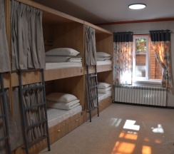 Кровать в общем номере в Aruu Hostel