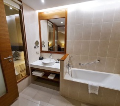 Двухместный люкс Deluxe с балконом двуспальная кровать в Grand Garden Hotel & Residence