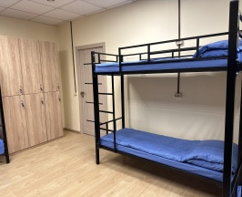Кровать в 10-местном общем мужском номере в Точка