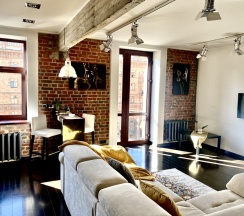 Двухместные апартаменты с 2 комнатами с балконом и с красивым видом из окна двуспальная кровать в Апартаменты InterLoft 6 Old Town Free Parking Wi-Fi 100/50 Smart TV