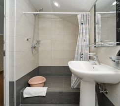 Четырёхместная комната с одной двуспальной и двумя односпальными кроватями в Чайка