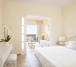 Номер семейный с частичным видом на море в Grecotel Marine Palace & Aqua Park