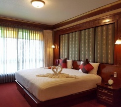 Люкс с видом на бассейн в Erawan Hotel