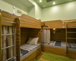 Спальное место в общем номере для мужчин на двухъярусной кровати  в Red apple