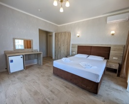 Двухместный люкс с балконом двуспальная кровать в Galini resort