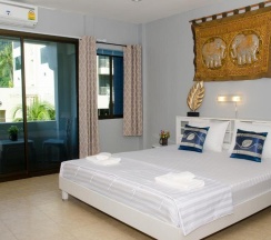 Двухместный номер Deluxe с балконом двуспальная кровать в Allstar Guesthouse