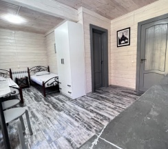 Шестиместные апартаменты с 3 комнатами с балконом в Якорь