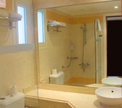 Двухместный номер Standard с видом на сад двуспальная кровать в Coral Beach Resort