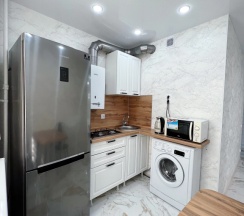 Четырёхместные апартаменты с 2 комнатами с балконом в Apartdzr
