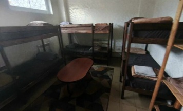 Кровать в 8-местном общем номере (верхний ярус) в Мёд