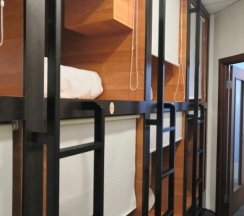 Brown capsules - Нижнее спальное место в общей комнате для мужчин и женщин (4 капсулы) в Mariel