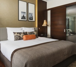 Двухместный номер Riverfront Deluxe (двуспальная кровать) в Anantara Riverside Bangkok Resort