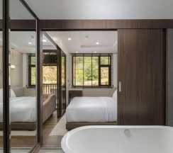 Двухместный номер с ванной Premier двуспальная кровать в The Proud Karon Beach Phuket Trademark Collection By Wyndham