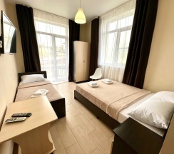 Трёхместный номер Comfort с балконом и с видом на горы в Людмила