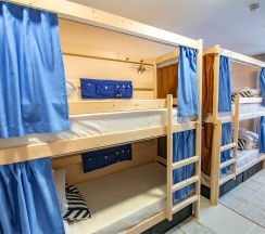 Кровать в общем 8-местном номере. в Гости Vl