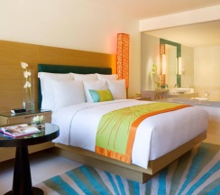Номер Guest с балконом и с видом на залив в Renaissance Phuket Resort & Spa