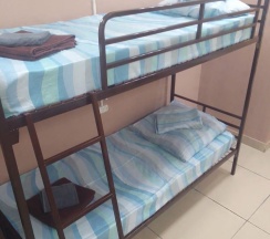 Кровать в 8-местном общем мужском номере (без окна) в Сити-В