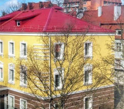 Кровать на верхнем ярусе в мужском 8-местном номере (удобства на этаже) в Арт