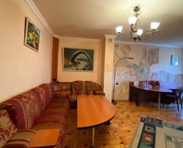 Четырёхместный семейный номер Comfort с балконом и с видом на город в Дом Писателей Цахкадзора
