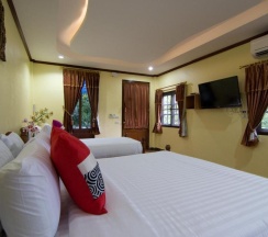 Двухместный номер Superior с видом на сад двуспальная кровать в Bueng Bua Thong Resort