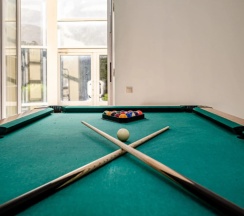 Коттедж с балконом и с красивым видом из окна в VIP-отель-38