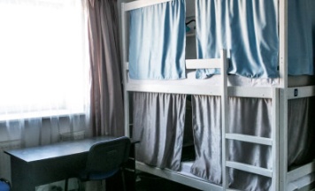 Кровать в общем пятиместном номере в Maestro Hostel