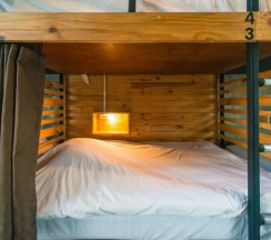 Кровать в общем номере с красивым видом из окна в ChillHub Hostel Phuket