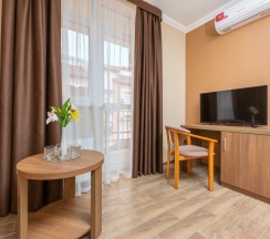 Двух местный Стандарт с 2 доп.местом с балконом в Brown hotel