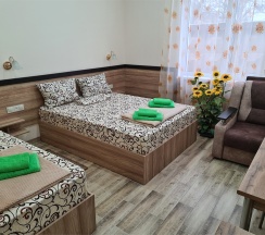 Номер на троих (1 двухспальн. кров. + 1 односп. +2 доп. места) в Подсолнух