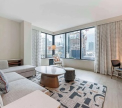 Двухместный люкс двуспальная кровать в Cambria Hotel Austin Downtown