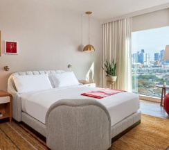 Четырёхместный номер Standard с видом на воду в Virgin Hotels Dallas