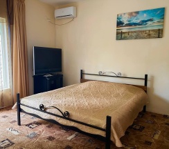 Комната стандарт с 1 односпальной и 1 двуспальной кроватью в Анюта