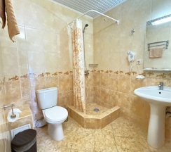 Трехместный комфорт с балконом (4 этаж) в Атриум