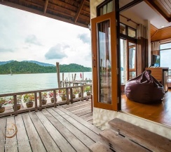 Вилла с балконом и с видом на море в Salakphet Resort