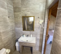 Двухместный номер Superior с балконом и с частичным видом на море двуспальная кровать в Green line