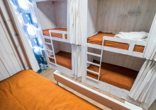 Кровать в мужском номере c 4 двухъярусными кроватями (удобства на этаже) в Yes! hostel