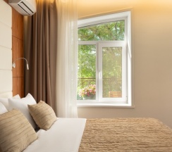 Двухкомнатные апартаменты люкс с балконом и видом на город для 6 гостей в V Hotel&Rooftop lounge