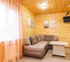 “FAMILY ROOM” благоустроенный номер с двуспальной кроватью, угловым диваном и кухней в Семейный