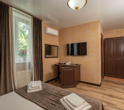 Номер стандарт с 1 односпальной и 1 двуспальной кроватью в Изумруд